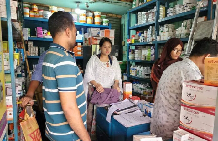 District-Drug-Administration-and-Executive-Magistrate-fined-bdt-5000-to-Dev-Pharmacy-of-Chuadanga-Bus-Stand-in-Jhenaidah