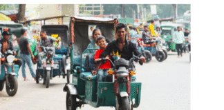 চট্টগ্রাম নগরীতে ব্যাটারিচালিত রিকশার দাপট ঠেকাতে পুলিশের অভিযান