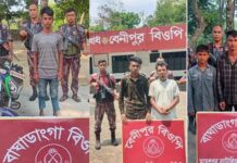 ঝিনাইদহের মহশেপুর সীমান্তে এক দালালসহ ১০ জন বাংলাদেশিকে আটক করছে ৫৮ বিজিবি।