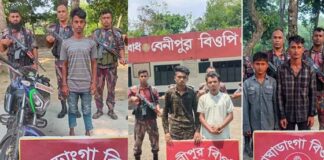 ঝিনাইদহের মহশেপুর সীমান্তে এক দালালসহ ১০ জন বাংলাদেশিকে আটক করছে ৫৮ বিজিবি।